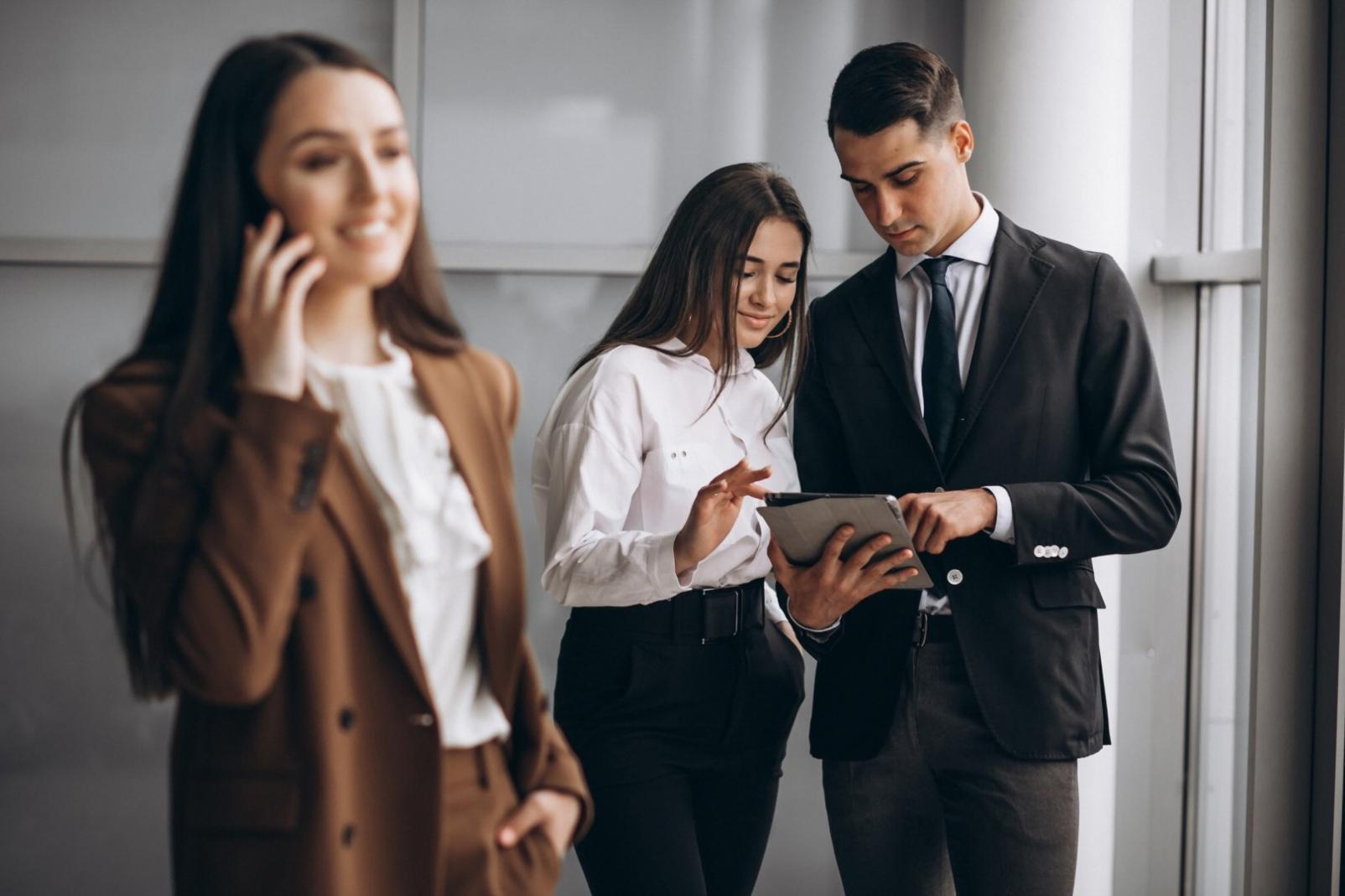 Bureau de consultation financière moderne avec documents budgétaires